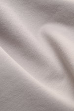 Close-up view of soft gray fabric texture of the Stone Island Sweatshirt 'Ghost Piece' grau, showing fine knit and smooth surface.

Description: <p>STONE ISLAND bietet mit diesem Sweatshirt aus elastischer Baumwolle mit tonalem Kompass-Badge am Ärmel eine