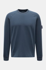 Stone Island Sweatshirt 'Ghost Piece' graublau shown from the front, made of soft, lightly elastic cotton with raglan sleeves, tonal compass badge on the sleeve, comfortable cuffs, regular fit, and round neckline. <p>STONE ISLAND bietet mit diesem Sweatsh