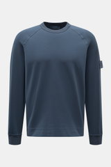 Stone Island Sweatshirt 'Ghost Piece' graublau shown from the front, made of soft, lightly elastic cotton with raglan sleeves, tonal compass badge on the sleeve, comfortable cuffs, regular fit, and round neckline. <p>STONE ISLAND bietet mit diesem Sweatsh