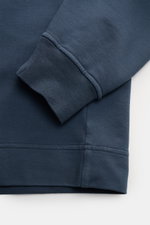 Stone Island Sweatshirt 'Ghost Piece' graublau shown from close-up side view, highlighting cuff and hem details. <p>STONE ISLAND bietet mit diesem Sweatshirt aus elastischer Baumwolle mit tonalem Kompass-Badge am Ärmel einen komfortablen Allrounder aus de