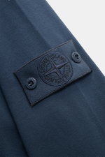 Close-up, angled view of the Stone Island Sweatshirt 'Ghost Piece' graublau showing its tonal compass badge on the sleeve, made of soft, slightly elastic cotton fabric.

<p>STONE ISLAND bietet mit diesem Sweatshirt aus elastischer Baumwolle mit tonalem Ko