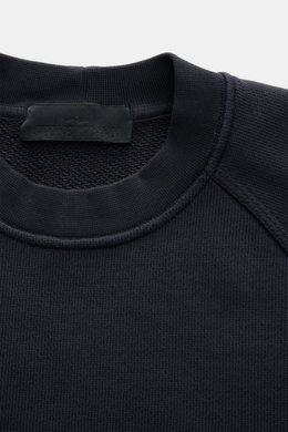 Stone Island Rundhals-Sweatshirt 'Ghost Piece' navy, close-up front view of collar and shoulder, cotton fabric, regular fit, ribbed cuffs, tonal badge. 

<p>Zeitloses Basic Piece: Das sportive Sweatshirt aus der 'Ghost' Capsule Collection von STONE ISLAND
