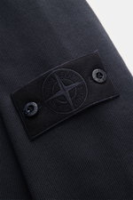 Close-up side view of the Stone Island Rundhals-Sweatshirt 'Ghost Piece' navy showing the tonal compass badge on the sleeve in soft, pure cotton fabric.

<p>Zeitloses Basic Piece: Das sportive Sweatshirt aus der 'Ghost' Capsule Collection von STONE ISLAND