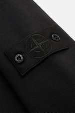 Close-up angled view of the tonal compass badge on the upper sleeve of the Stone Island Crew neck sweatshirt 'Ghost Piece' black.

<p>A timeless basic piece: This sporty sweatshirt from the 'Ghost' Capsule Collection by STONE ISLAND provides the perfect b