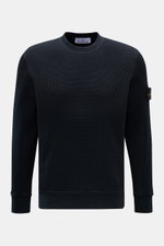 Stone Island Rundhalspullover 'Waffle' navy shown from the front on a plain background, slim fit with waffle knit cotton, round neckline, compass badge on upper arm, cuffs and inserts made of sweat fabric. <p>Basic Piece mit Twist: Dieser Pullover im Waff