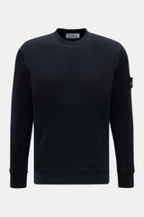 Stone Island Rundhalspullover 'Waffle' navy shown from the front on a plain background, slim fit with waffle knit cotton, round neckline, compass badge on upper arm, cuffs and inserts made of sweat fabric. <p>Basic Piece mit Twist: Dieser Pullover im Waff