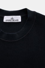 Stone Island Rundhalspullover 'Waffle' navy shown from above, featuring waffle knit texture and ribbed crew neckline.  
<p>Basic Piece mit Twist: Dieser Pullover im Waffelstrick von STONE ISLAND wird zur idealen Grundlage moderner Freizeitlooks und lässt 