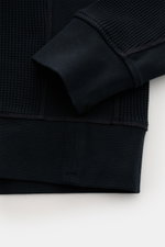 Close-up front view of Stone Island Rundhalspullover 'Waffle' navy, showing waffle-knit cotton fabric, slim fit cuff, and sweatband details.

<p>Basic Piece mit Twist: Dieser Pullover im Waffelstrick von STONE ISLAND wird zur idealen Grundlage moderner Fr