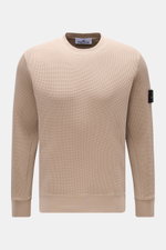 Front view of Stone Island Rundhalspullover 'Waffle' taupe, a slim fit waffle-knit cotton sweatshirt with round neckline, cuffed sleeves, sweat fabric inserts, and compass badge on upper arm.

Additional description: <p>Basic Piece mit Twist: Dieser Pullo