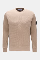 Front view of Stone Island Rundhalspullover 'Waffle' taupe, a slim fit waffle-knit cotton sweatshirt with round neckline, cuffed sleeves, sweat fabric inserts, and compass badge on upper arm.

Additional description: <p>Basic Piece mit Twist: Dieser Pullo