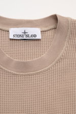 Close-up front view of Stone Island Rundhalspullover 'Waffle' taupe with waffle knit texture and ribbed round neckline.

<p>Basic Piece mit Twist: Dieser Pullover im Waffelstrick von STONE ISLAND wird zur idealen Grundlage moderner Freizeitlooks und lässt