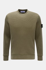 Front view of Stone Island Rundhalspullover 'Waffle' oliv, an olive green slim-fit crewneck sweater in waffle knit with sweat cuffs and compass badge on upper arm. 

<p>Basic Piece mit Twist: Dieser Pullover im Waffelstrick von STONE ISLAND wird zur ideal