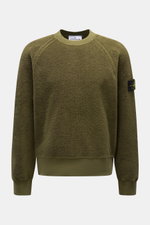 Stone Island Frottee-Rundhals-Sweatshirt oliv, frontal fotografiert, Oversized Fit, Raglanärmel, schwerer Baumwolle-Microfaser-Mix, Kompass-Badge am Ärmel, breite Rippbündchen.
