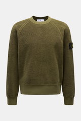 Stone Island Frottee-Rundhals-Sweatshirt oliv, frontal fotografiert, Oversized Fit, Raglanärmel, schwerer Baumwolle-Microfaser-Mix, Kompass-Badge am Ärmel, breite Rippbündchen.