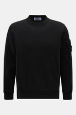 Stone Island Rundhals-Sweatshirt 'Seasonal Pocket' schwarz, frontale Nahaufnahme, Baumwoll-Sweatshirt mit Rundhalsausschnitt, Regular Fit, Tasche mit Kompass-Badge am Oberarm, weicher Griff, Rippbündchen, zeitloses Basic Piece.