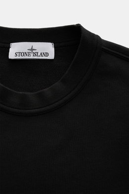 Stone Island Rundhals-Sweatshirt 'Seasonal Pocket' schwarz, Baumwolle, weicher Griff, Regular Fit, Rundhalsausschnitt, Kompass-Badge am Oberarm, Rippbündchen, Detailaufnahme von oben.