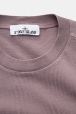Stone Island Longsleeve mauve aus schwerem Baumwolljersey mit Rundhalsausschnitt, Rippbündchen, Kompass-Badge, Detailaufnahme von oben.