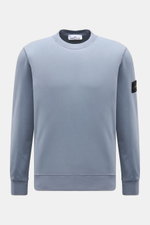 Front view of Stone Island Rundhals-Sweatshirt 'Basic Sweat' rauchblau, a soft, regular fit sweatshirt with ribbed cuffs and compass badge on the upper arm.

Description: 
<p>Zeitloses Basic Piece: Das sportive Sweatshirt von STONE ISLAND wird zur idealen