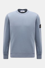 Front view of Stone Island Rundhals-Sweatshirt 'Basic Sweat' rauchblau, a soft, regular fit sweatshirt with ribbed cuffs and compass badge on the upper arm.

Description: 
<p>Zeitloses Basic Piece: Das sportive Sweatshirt von STONE ISLAND wird zur idealen