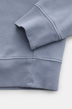 Alt tag (125 characters max):
Close-up side view of Stone Island Rundhals-Sweatshirt 'Basic Sweat' rauchblau cuff and hem in soft cotton fabric.

Additional description:
<p>Zeitloses Basic Piece: Das sportive Sweatshirt von STONE ISLAND wird zur idealen G
