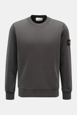 Stone Island Rundhals-Sweatshirt "Basic Sweat" dunkelgrau, frontale Aufnahme, reine Baumwolle, weicher Griff, Regular Fit, Kompass-Badge am Oberarm.