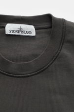 Stone Island Rundhals-Sweatshirt 'Basic Sweat' dunkelgrau, Nahaufnahme von Kragen und Label, Baumwolle, weicher Griff, Regular Fit, Rippbündchen, Kompass-Badge.
