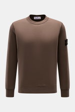 Front view of Stone Island Rundhals-Sweatshirt 'Basic Sweat' graubraun in soft, graubraun cotton with compass badge on left sleeve.

<p>Zeitloses Basic Piece: Das sportive Sweatshirt von STONE ISLAND wird zur idealen Grundlage legerer Freizeitlooks und av