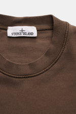 Close-up front view of Stone Island Rundhals-Sweatshirt 'Basic Sweat' graubraun in soft cotton with ribbed neckline and visible brand label.

Description: 
<p>Zeitloses Basic Piece: Das sportive Sweatshirt von STONE ISLAND wird zur idealen Grundlage leger