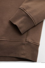 Close-up front-angle view of the Stone Island Rundhals-Sweatshirt 'Basic Sweat' graubraun showing soft cotton fabric, ribbed cuffs, and hem.

<p>Zeitloses Basic Piece: Das sportive Sweatshirt von STONE ISLAND wird zur idealen Grundlage legerer Freizeitloo