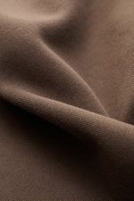 Alt tag (125 characters): Close-up fabric detail of Stone Island Rundhals-Sweatshirt 'Basic Sweat' graubraun, showing soft, fine cotton texture.

Additional description: 
<p>Zeitloses Basic Piece: Das sportive Sweatshirt von STONE ISLAND wird zur idealen 