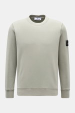 Stone Island Rundhals-Sweatshirt "Basic Sweat" salbei shown from the front, soft cotton, regular fit, round neckline, compass badge on upper arm, comfortable ribbed cuffs.

<p>Zeitloses Basic Piece: Das sportive Sweatshirt von STONE ISLAND wird zur ideale