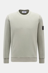 Stone Island Rundhals-Sweatshirt "Basic Sweat" salbei shown from the front, soft cotton, regular fit, round neckline, compass badge on upper arm, comfortable ribbed cuffs.

<p>Zeitloses Basic Piece: Das sportive Sweatshirt von STONE ISLAND wird zur ideale