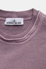 Stone Island Rundhals-Sweatshirt 'Washed Sweat' flieder, Nahaufnahme des Rundhalsausschnitts mit außenliegender Nahtkante, Baumwolle, weicher Griff, authentischer Washed-Effekt.