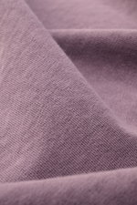 Nahaufnahme des fliederfarbenen Stone Island Rundhals-Sweatshirt 'Washed Sweat' mit weichem Baumwollstoff und authentischem Washed-Effekt.