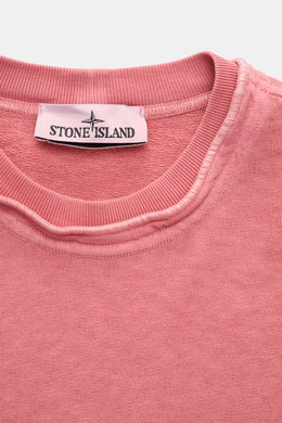 Close-up front view of Stone Island Crew neck sweatshirt 'Washed Sweat' antique pink, showing the collar with external seams and the Stone Island label.

Description: <p>STONE ISLAND’s signature piece dyeing is used with a modern washed effect in this swe