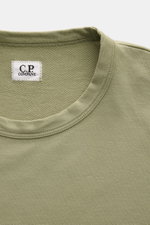 C.P. Company Sweatshirt oliv shown in a close-up top-down view focusing on the round neckline and inner label, made of pure cotton with a soft texture and garment-dyed finish. <article class="text-token-text-primary w-full focus:outline-none [--shadow-hei