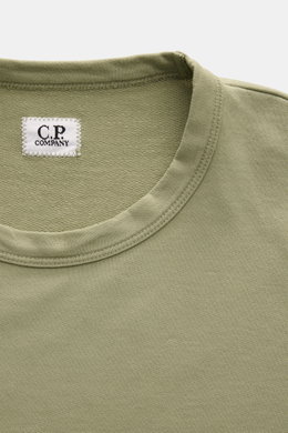 C.P. Company Sweatshirt oliv shown in a close-up top-down view focusing on the round neckline and inner label, made of pure cotton with a soft texture and garment-dyed finish. <article class="text-token-text-primary w-full focus:outline-none [--shadow-hei