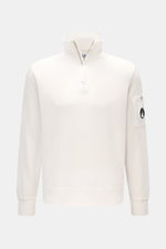 C.P. Company Sweat-Troyer offwhite, frontale Nahaufnahme, leichter Baumwoll-Sweat, Troyer-Kragen, Reißverschluss, Armtasche mit Linse.