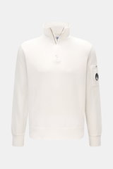 C.P. Company Sweat-Troyer offwhite, frontale Nahaufnahme, leichter Baumwoll-Sweat, Troyer-Kragen, Reißverschluss, Armtasche mit Linse.