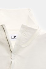Nahaufnahme des offwhite C.P. Company Sweat-Troyer aus leichtem Baumwoll-Sweat, Perspektive von oben auf den geöffneten Troyer-Kragen mit Reißverschluss.