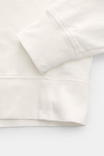 Nahaufnahme aus schräger Draufsicht des offwhite C.P. Company Sweat-Troyers mit weichem, leichtem Baumwoll-Sweat und flexiblem Rippbündchen.