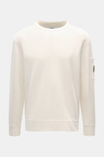 C.P. Company Rundhals-Sweatshirt creme, frontale Nahaufnahme, reine Baumwolle, garment dyed, Druckknopf-Tasche am Oberarm, Rippbündchen