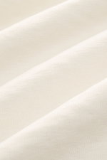 C.P. Company Rundhals-Sweatshirt creme aus reiner Baumwolle, washed-Design, Nahaufnahme des Stoffes, textile Struktur sichtbar.
