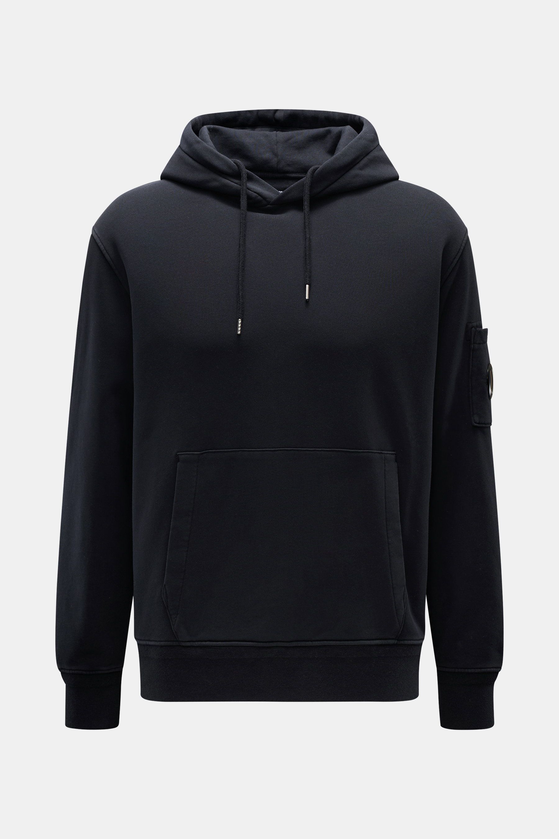 C.P. Company Kapuzenpullover navy in Frontansicht, aus leichter Baumwolle, mit Kängurutasche, Kapuze und Linsen-Detail am Ärmel.