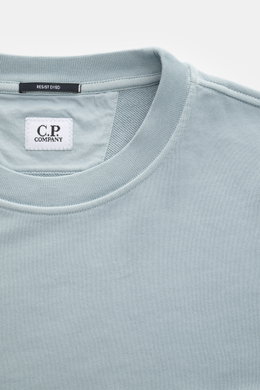 C.P. Company Sweatshirt rauchblau, Nahaufnahme von Rundhalsausschnitt und Etikett, weiche Baumwolle, leichte Qualität.