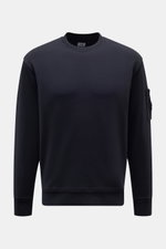 C.P. Company Sweatshirt navy, frontale Ansicht, Rundhals, reine Baumwolle, leichte Qualität, Ärmel mit Linsen-Detail-Tasche, Rippbündchen.
