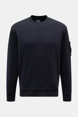 C.P. Company Sweatshirt navy, frontale Ansicht, Rundhals, reine Baumwolle, leichte Qualität, Ärmel mit Linsen-Detail-Tasche, Rippbündchen.