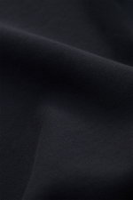 C.P. Company Sweatshirt navy, Nahaufnahme der weichen, leichten Baumwollstruktur, gewellte Oberfläche, Detail von oben fotografiert.