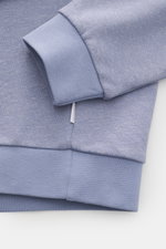 Alt-Tag (124 Zeichen): Nahaufnahme des 04651/ A trip in a bag Rundhals-Sweatshirt 'CL Crew' lavender meliert mit elastischem Rippbündchen und weichem Griff.