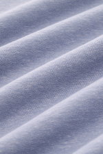 Close-up von lavender meliertem Stoff des 04651/ A trip in a bag Rundhals-Sweatshirt 'CL Crew', Baumwolle-Leinen-Mix, soft, Regular Fit, Rippbündchen.